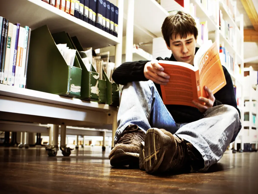 Buecherlesen_Mariesol-Fumy_jugendfotos_CC-BY-NC_3-0