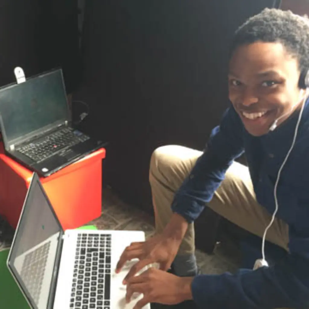 Junge spricht mit Afrika