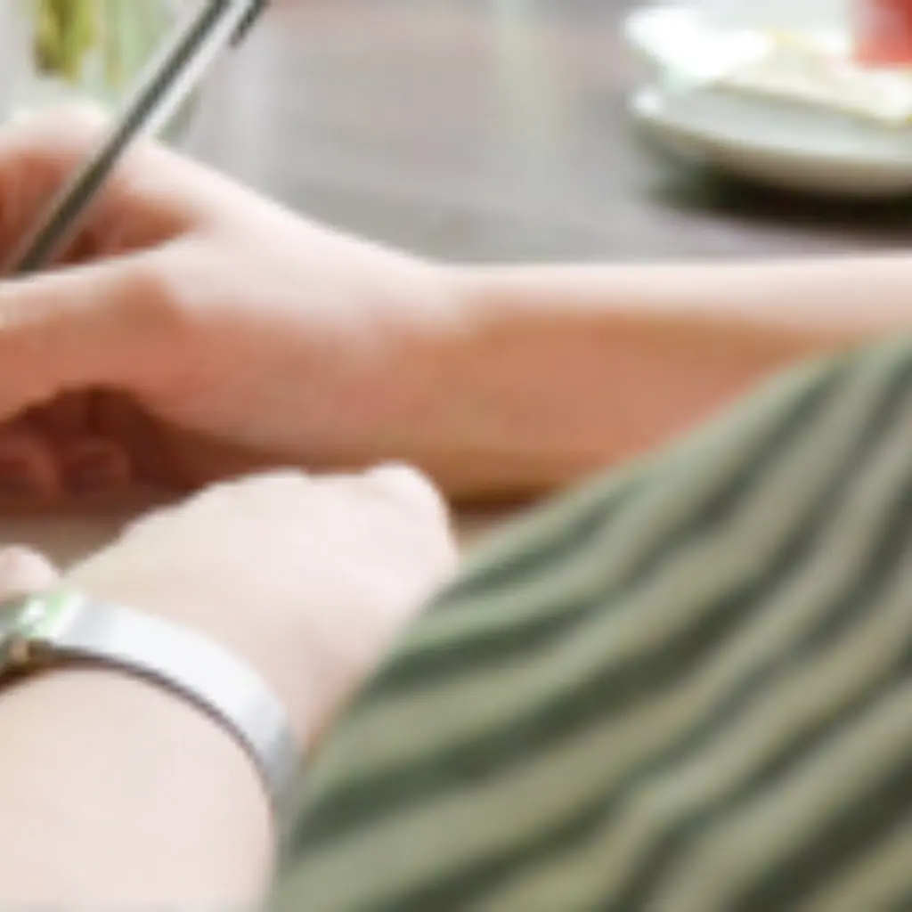 Mädchen schreibt sich etwas in ein Heft hinein. Foto: Jonas Walzberg