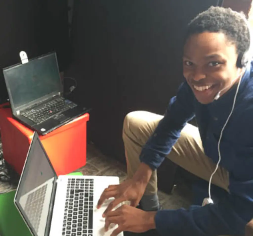 Junge spricht mit Afrika