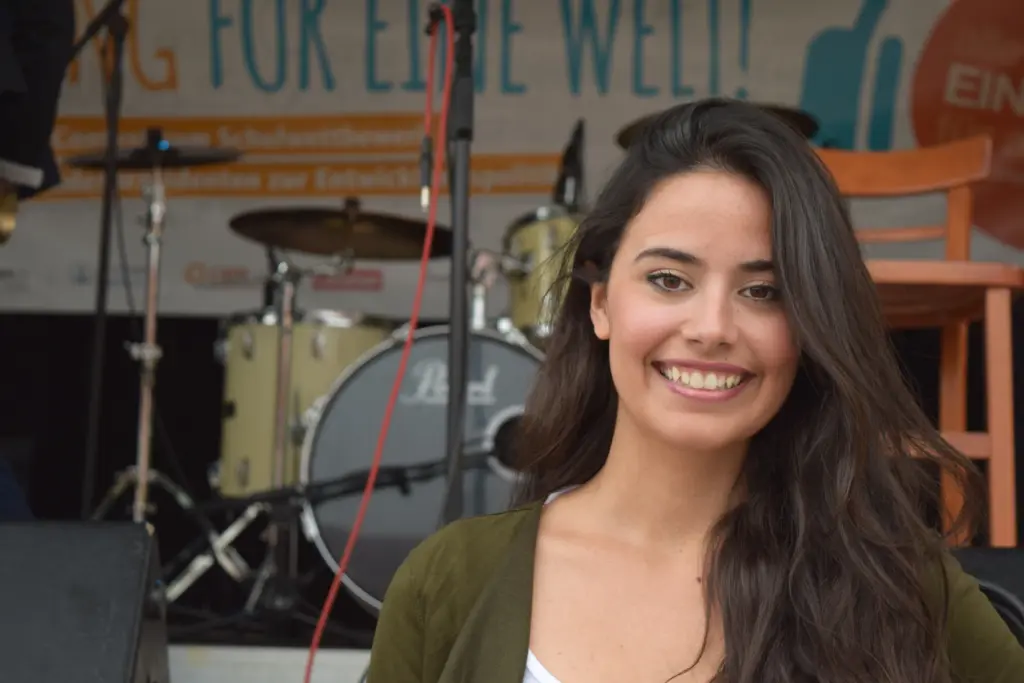 Dorin Ben-David kurz vor ihrem Auftritt. In Portraitaufnhahme vor der Bühne, im Hintergrund sieht man ein Schlagzeug.