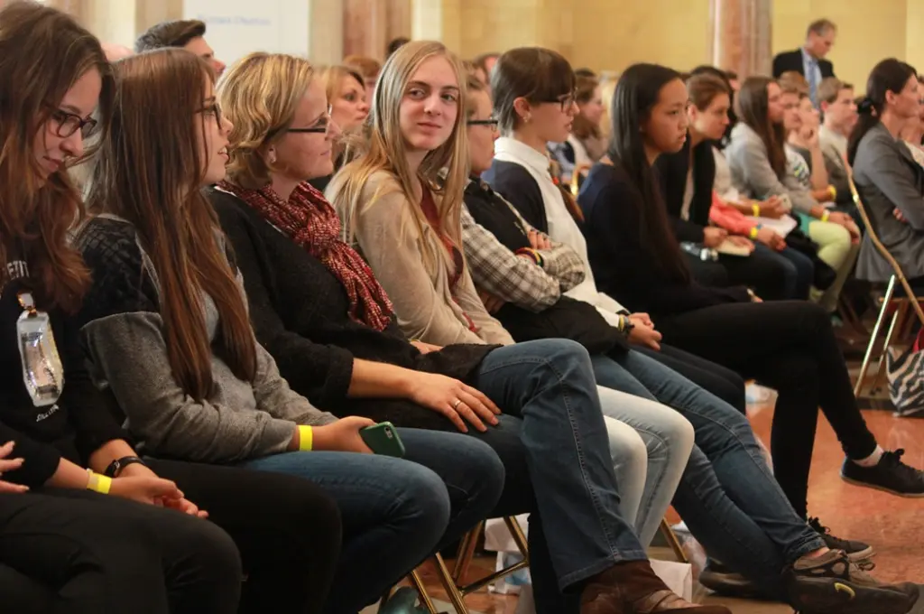 Zahlreich vertreten: Schüler*innen in der Politikarena