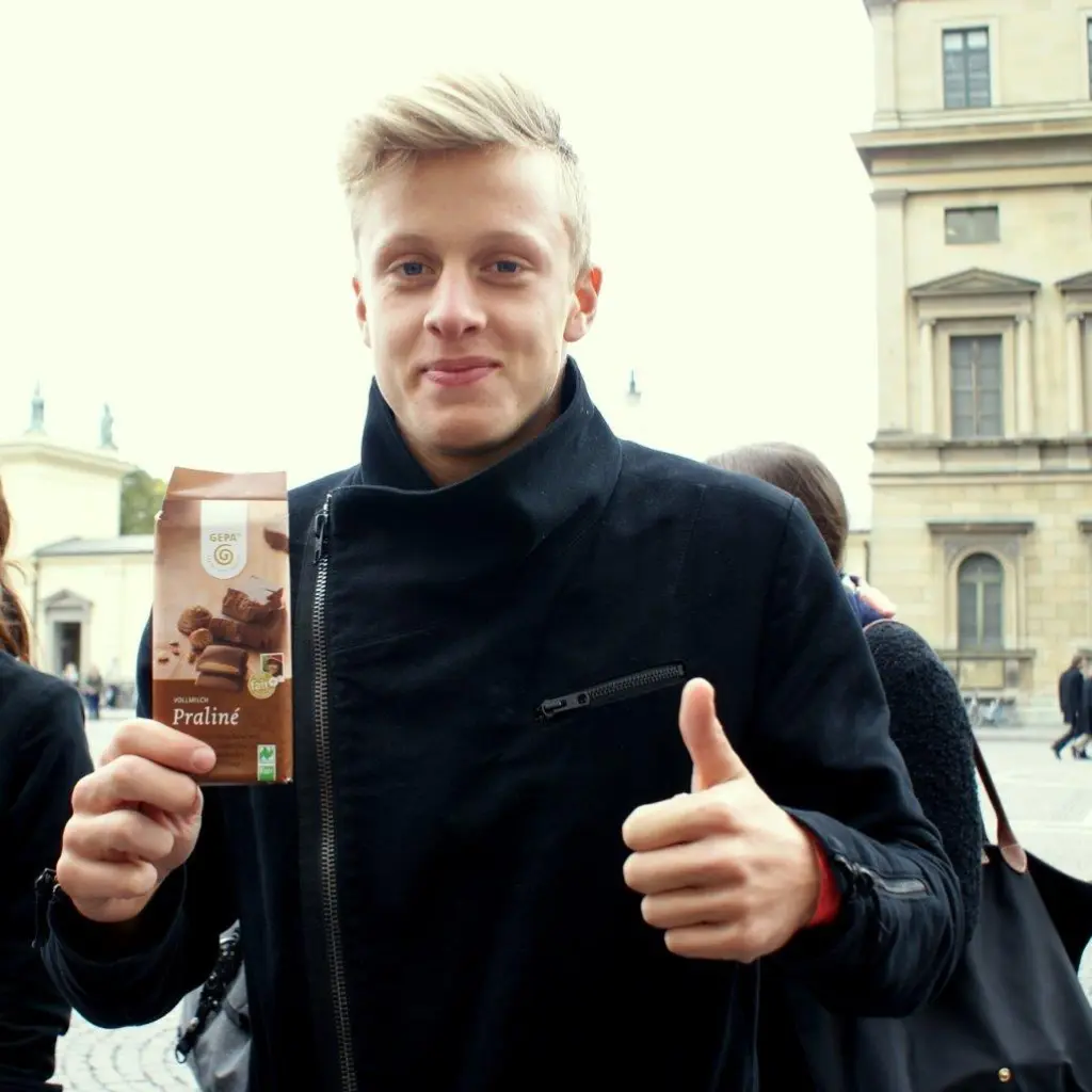 Tobias Schupfinger probiert faire Schokolade.
Foto: Annika Althoff