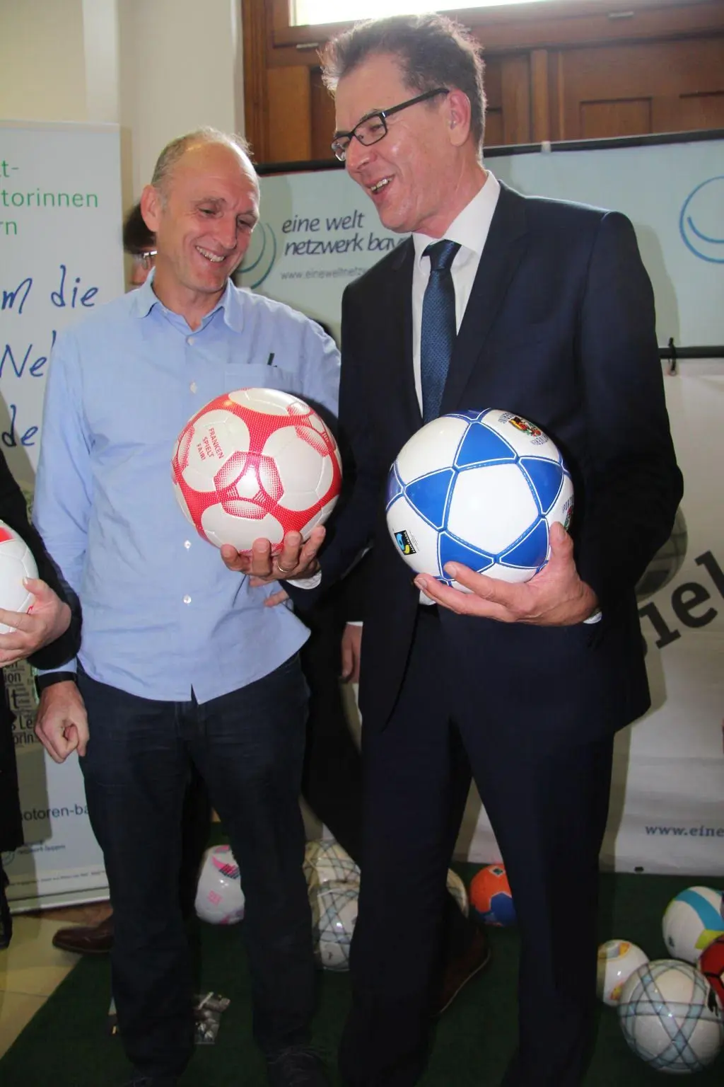 Frank Braun im Gespräch mit Bundesentwicklungsminister Dr. Gerd Müller
Foto: Eine Welt Netzwerk Bayern e.V./I. Wittenzellner