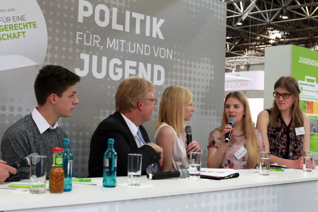 Auf dem 15. Deutschen Kinder- und Jugendhilfetag spricht Staatsekretär Dr. Rolf Kleindiek vom Bundesministerium für Familie, Senioren, Frauen und Jugend über politisches Engagement von jungen Menschen.