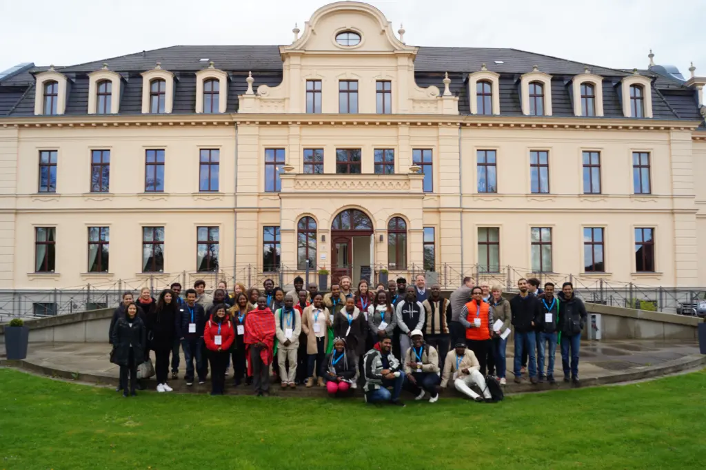Die internationale Gruppe auf Schloss Ribbeck