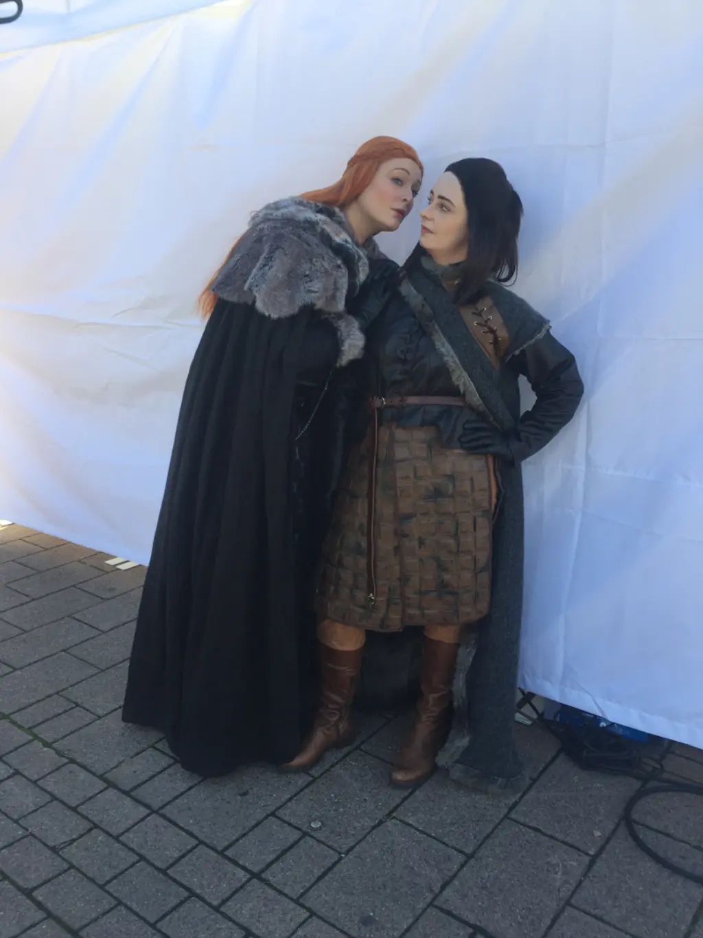 Lisa und Jessica stellen ihre Lieblingscharaktere der Serie Game of Thrones nach.