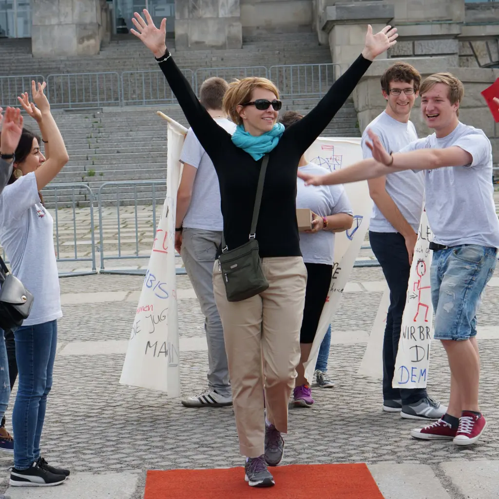 Frau lässt sich feiern