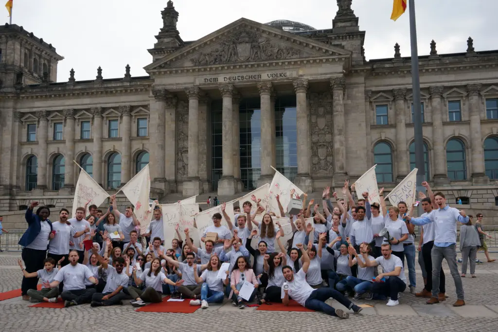 Die Botschaft beim Stunt vor dem Bundestag war eindeutig: Geht wählen! / Foto: politikorange