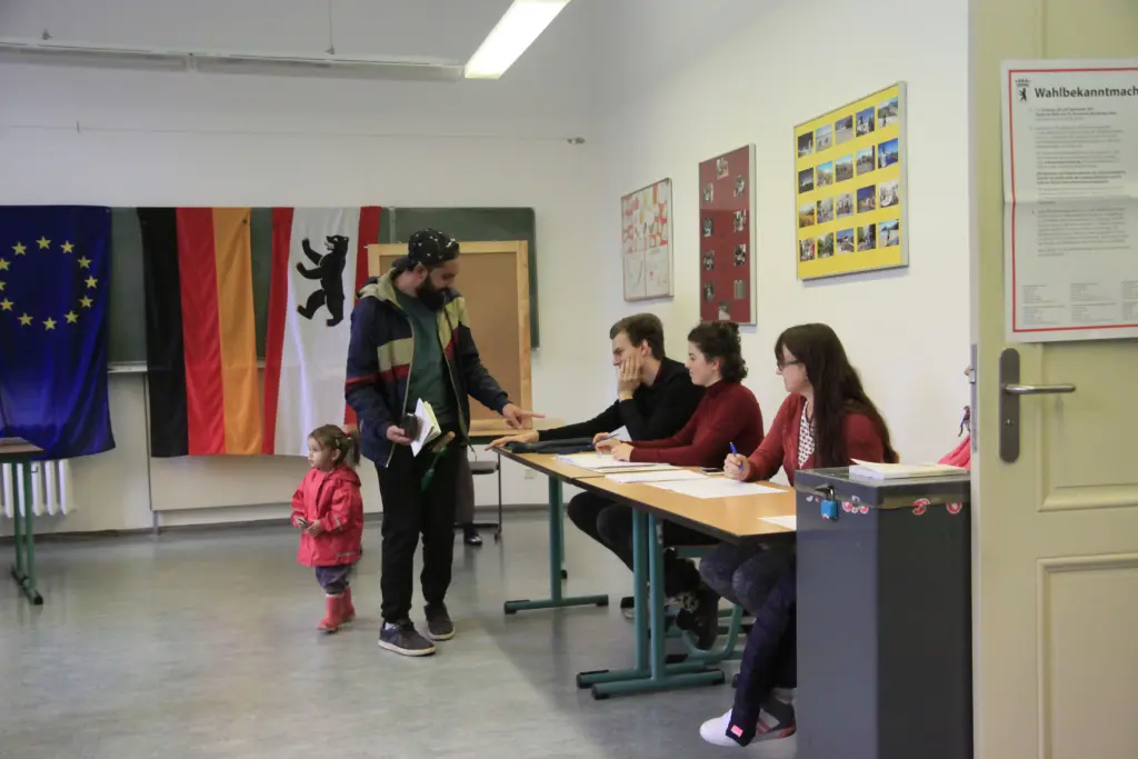 Ohne sie geht nichts: Die Wahlhelferinnen und - helfer ermöglichen die Wahlen. Foto: Omar