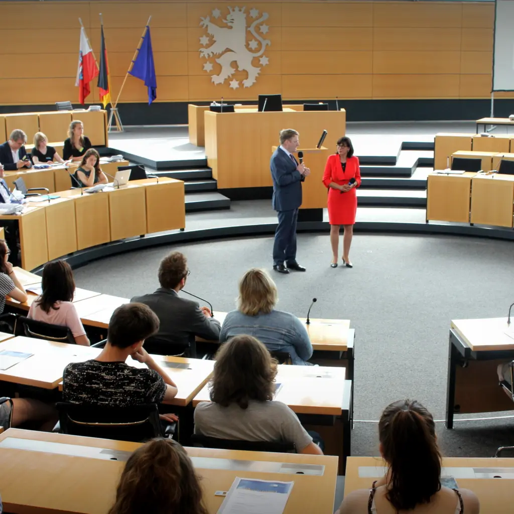 Marion Walsmann (CDU) und Jörg Kubitzki (die Linke) begrüßen die 115 Schülerinnen und Schüler