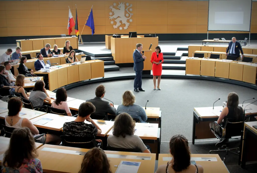 Marion Walsmann (CDU) und Jörg Kubitzki (die Linke) begrüßen die 115 Schülerinnen und Schüler