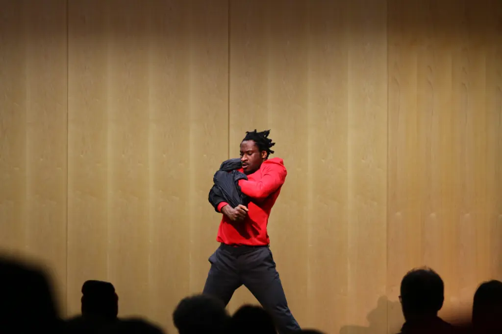 Emanuel zeigt beim Tanz, wie sehr unsere Gesellschaft noch an Geschlechternormen hängt. / Foto: Konstantin Baur