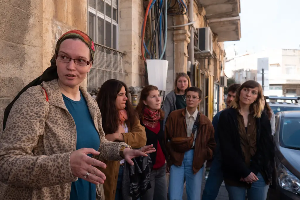 Tzipi explains something to the participants Foto: Mathias Birsens