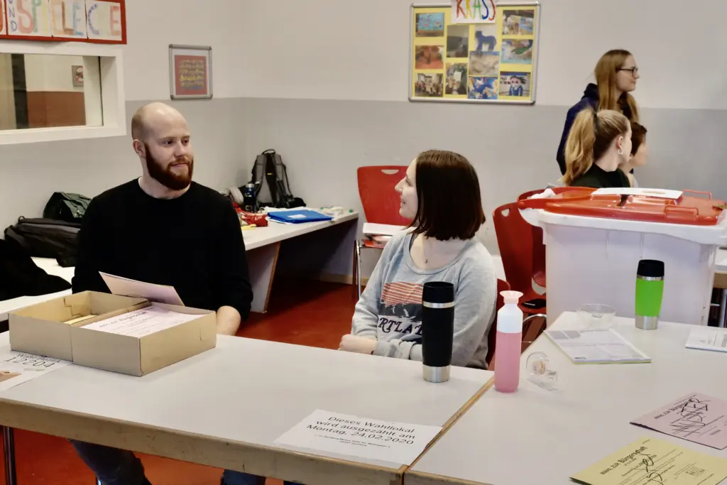 Wahlhelfer*innen bei der Arbeit