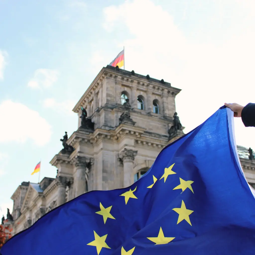 Eine EU-Flagge im Regierungsviertel in Berlin
