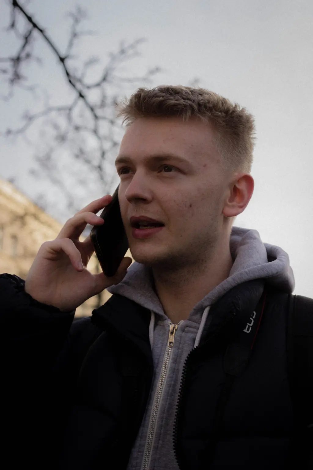Julius telefoniert mit der Polizei-Pressestelle Berlin, um die Anzahl der Teilnehmenden zu erfahren.