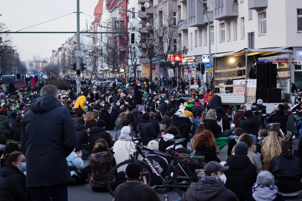 Die Rednerin sagte: "Mit dem Tod der jungen Menschen in Hanau starb auch ein Teil von uns selbst.“ Es folgte eine Schweigeminute für die Opfer des Anschlags.