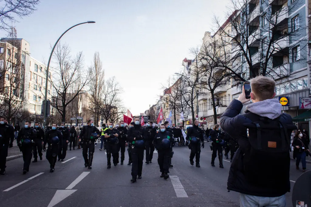 Auch fotografisch dokumentiert Julius den Demozug.