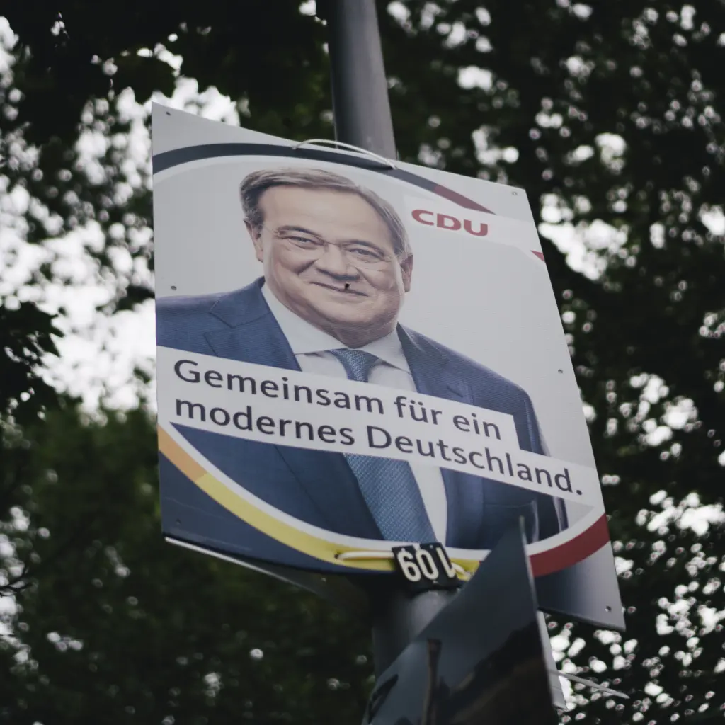 Ein Wahlplakat von Armin Laschet an einer Laterne. Auf dem Wahlplakat wirbt Laschet mit dem Slogan: "Gemeinsam für ein modernes Deutschland."