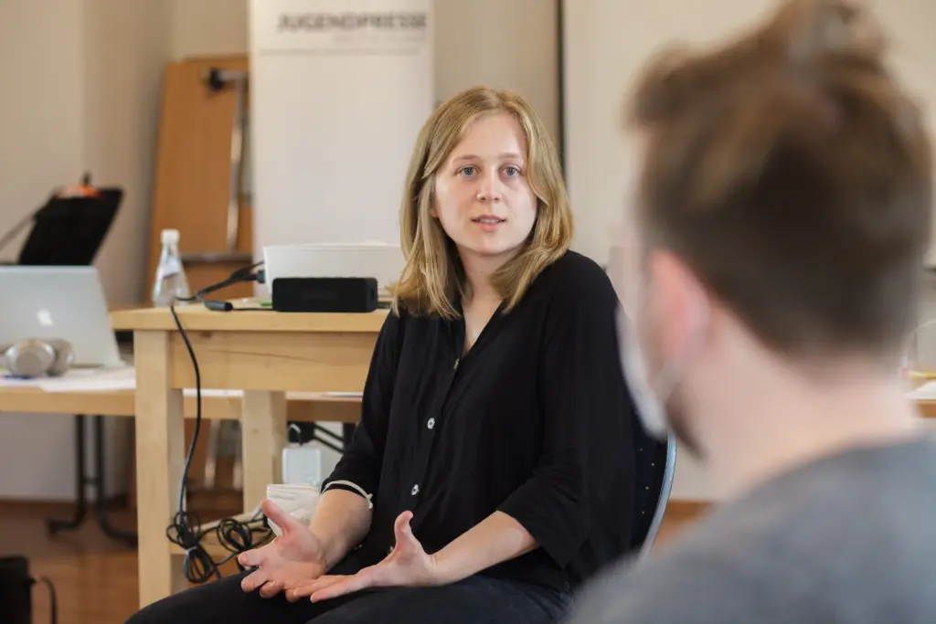 Lea Schrenk im Gespräch mit einem Redakteur von politikorange.