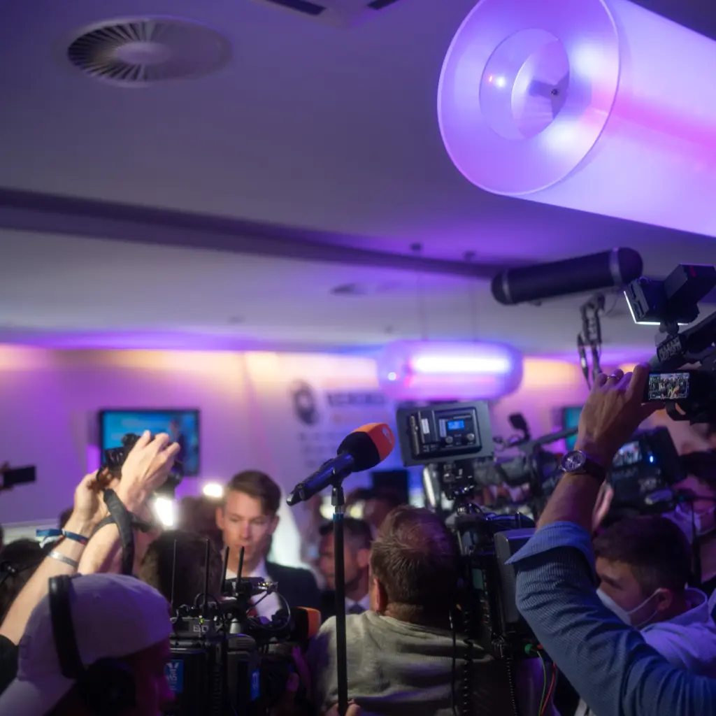 Kamerateams und Mikrofone