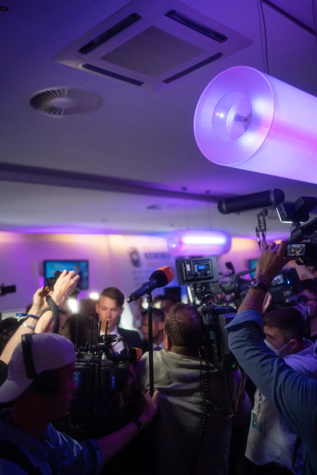 Kamerateams und Mikrofone