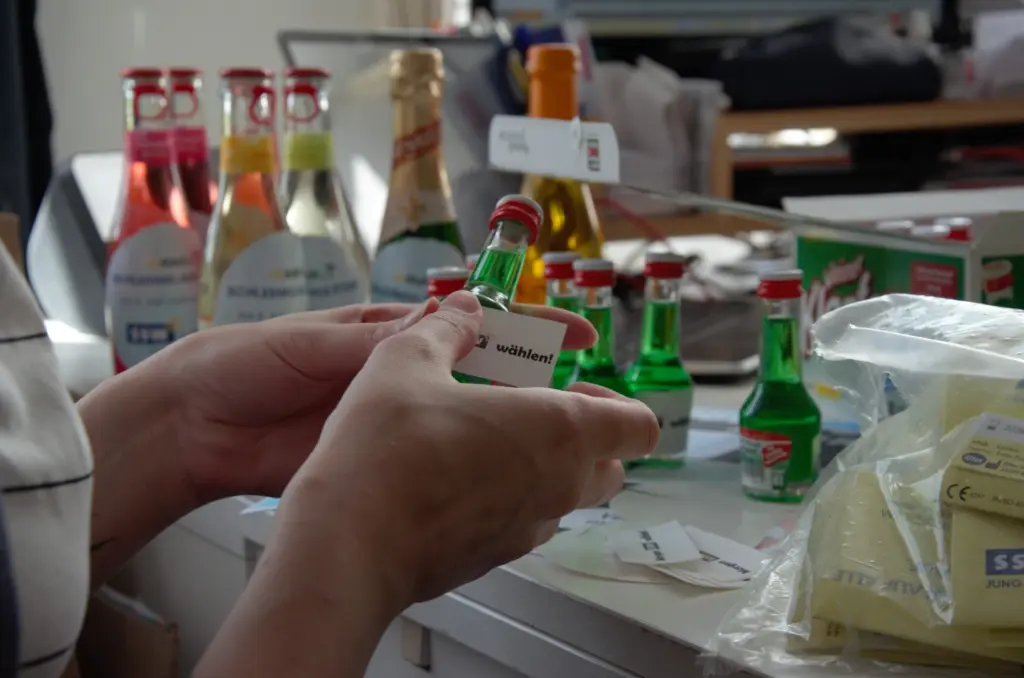 Vorbereitung auf den Bar-Wahlkampf: Jede*r Follower*in von SSW-Instagramprofilen bekommen dafür einen Schnaps