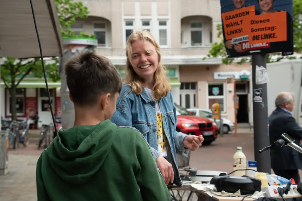 Entspannte Stimmung, Waffeln und das Wochenmarkttreiben prägen die letzten Stunden vor der Wahl