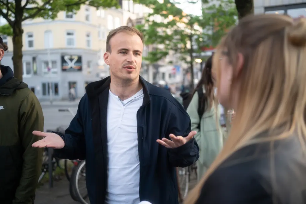 Pascal Schmidt (Direktkandidat Kiel-Ost) nutzt den Abend vor der Wahl für Gespräche über das Wahlprogramm des SSW. /