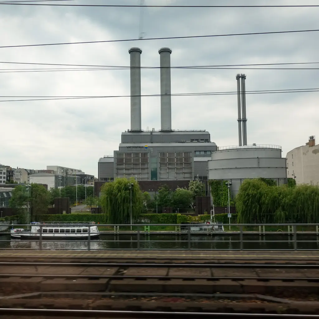 m Herzen von Berlin: Das Heizkraftwerk Mitte des Energiekonzerns Vattenfall. Wie wohl das Kraftwerk vor Cyberangriffen geschützt ist? Foto: Jugendpresse Deutschland.
