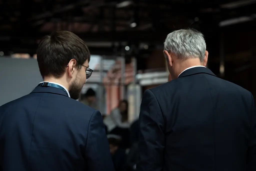 Jung und alt im Dialog bei der Nachwuchsinitiative. Foto: Jugendpresse Deutschland / Saad Yaghi.