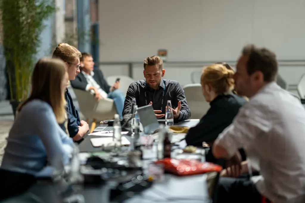 Stephan Gabriel Haufe, Pressesprecher des Bundesministeriums für Wirtschaft und Klimaschutz, im Interview mit der politikorange-Redaktion. Foto: Jugendpresse Deutschland / Saad Yaghi.