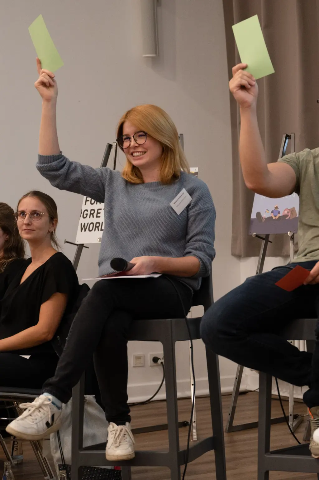 Bei einer Fragerunde sollten die jungen Politiker*innen ihre Haltung zu aktuell diskutierten Themen wie beispielsweise einer Senkung des Wahlalters auf 16 mit einem roten (für Ablehnung) bzw. grünen Zettel (für Zustimmung) zum Ausdruck bringen