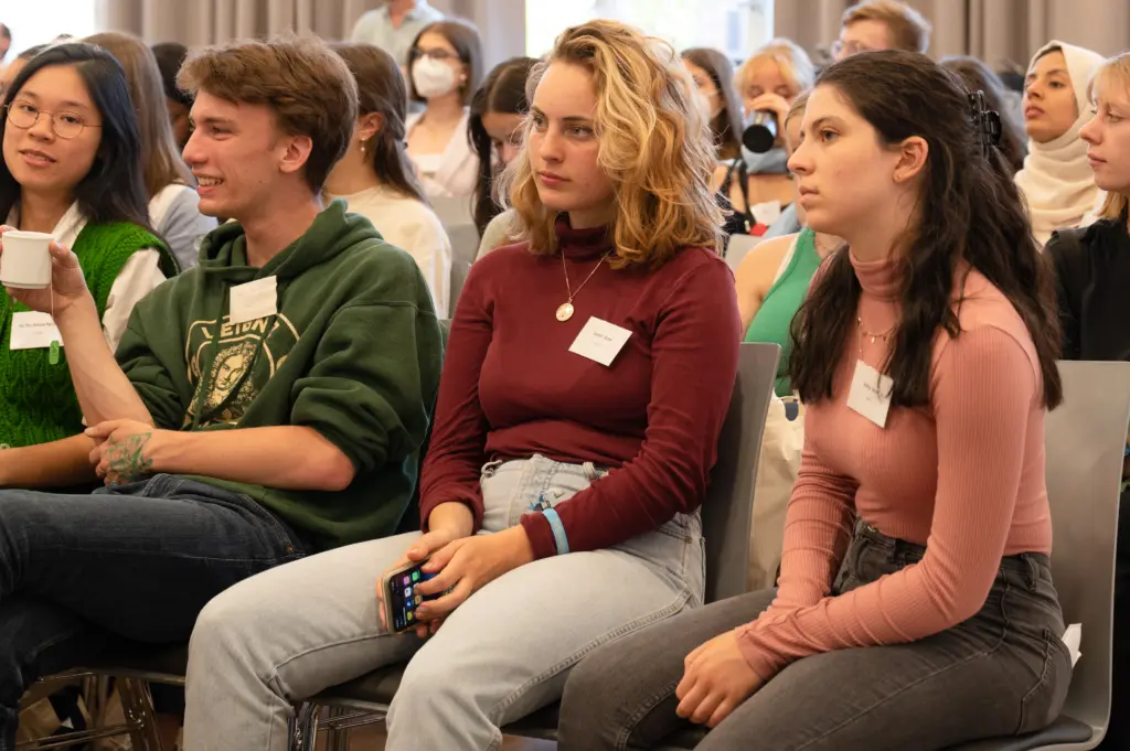 Jugendliche sitzen in einer Reihe