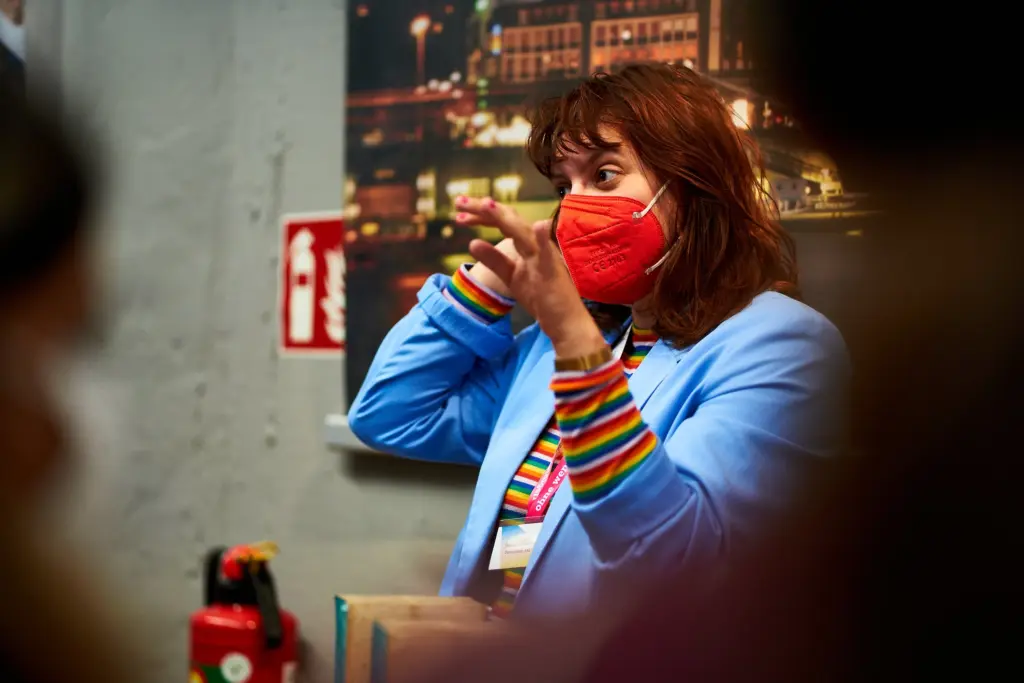 Theresa Lehmann arbeitet bei der Amadeu Antonio Stiftung und setzt sich unter anderem mit rechtsextremer Social Media Nutzung auseinander. Auf der YouMeCon 22 erzählte sie den Journalismus-Interessierten von „Rechten Medienwelten".