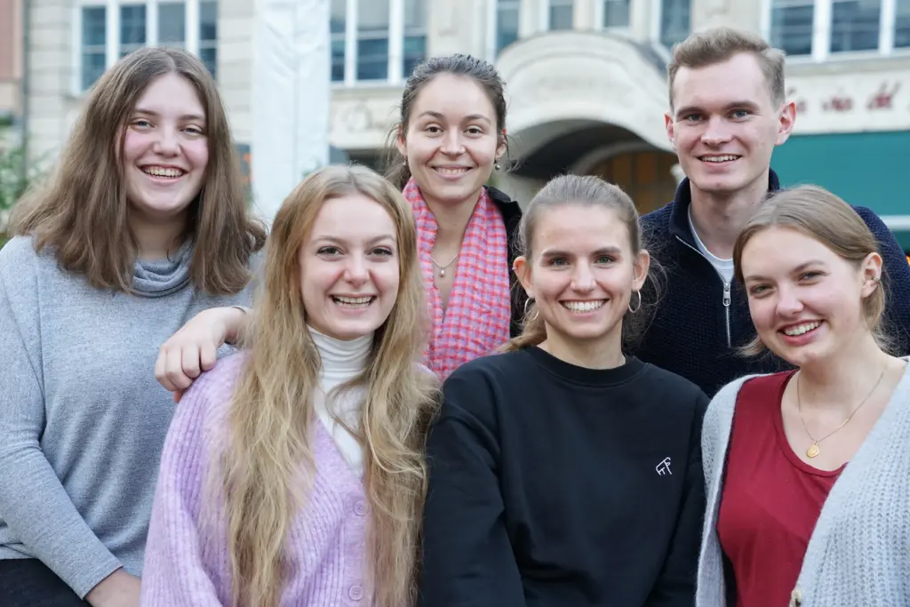 Ein Gruppenfoto aus der Redaktion: Anna Laetizia di Landro, Clara Stritzinger, Carlotta Kramer, Heike Reiß, Benedikt Bathe, Lioba Einhoff.