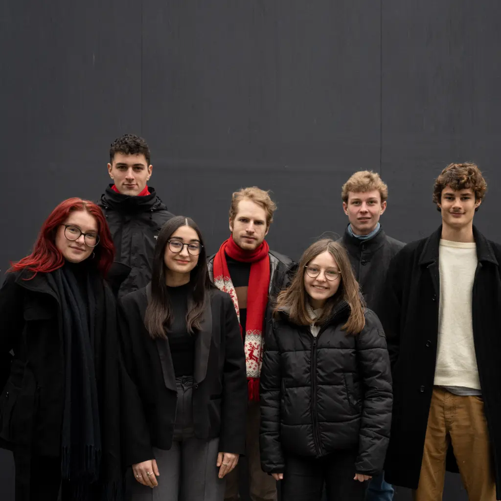 Die politikorange-Redaktion stellt sich vor (v.l.n.r.): Alicia Homann, Laurenz William Cushion, Arzu Yaftali, Alexander Kloß, Julia Witzku, Tobias Westphal, Lovis Haß