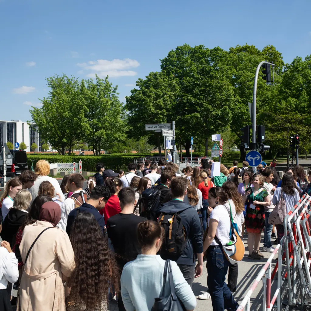 Die-Teilnehmenden-von-AG-27-auf-dem-Weg-zur-LVBW
