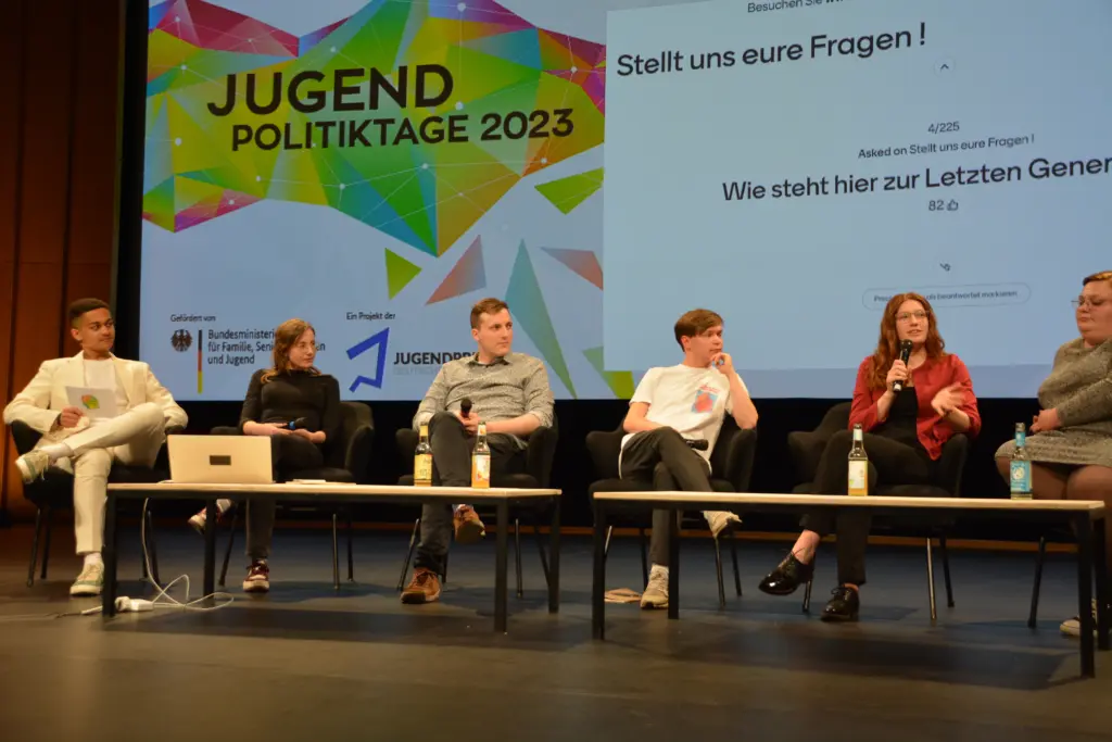 Miriam Siglreitmaier, Lena Reinhardt, Timon Dzienus, Paavo Czwikla und Anne Marie Bauer im Dialog. Foto: Jugendpresse Deutschland e.V. / Andrea Schon