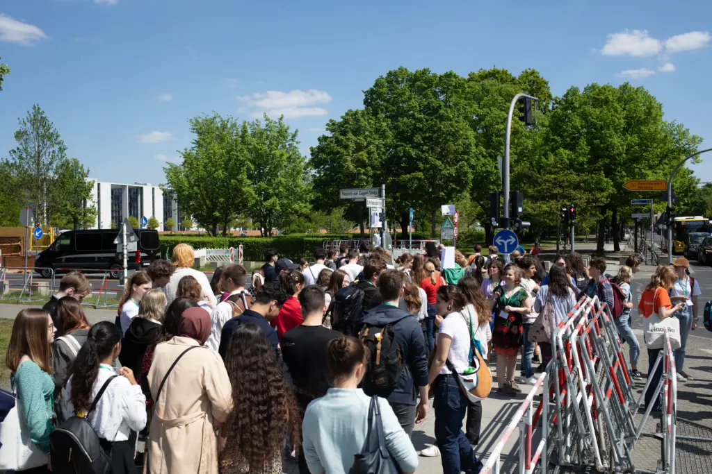 Die-Teilnehmenden-von-AG-27-auf-dem-Weg-zur-LVBW