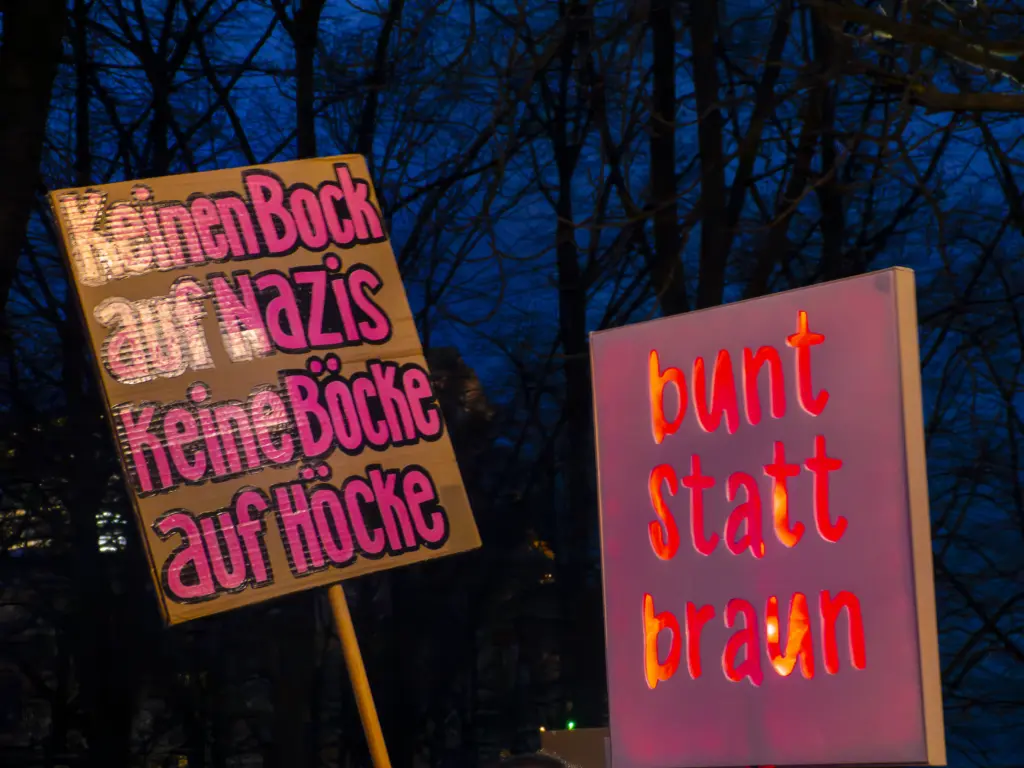 Leuchtende Demoplakate