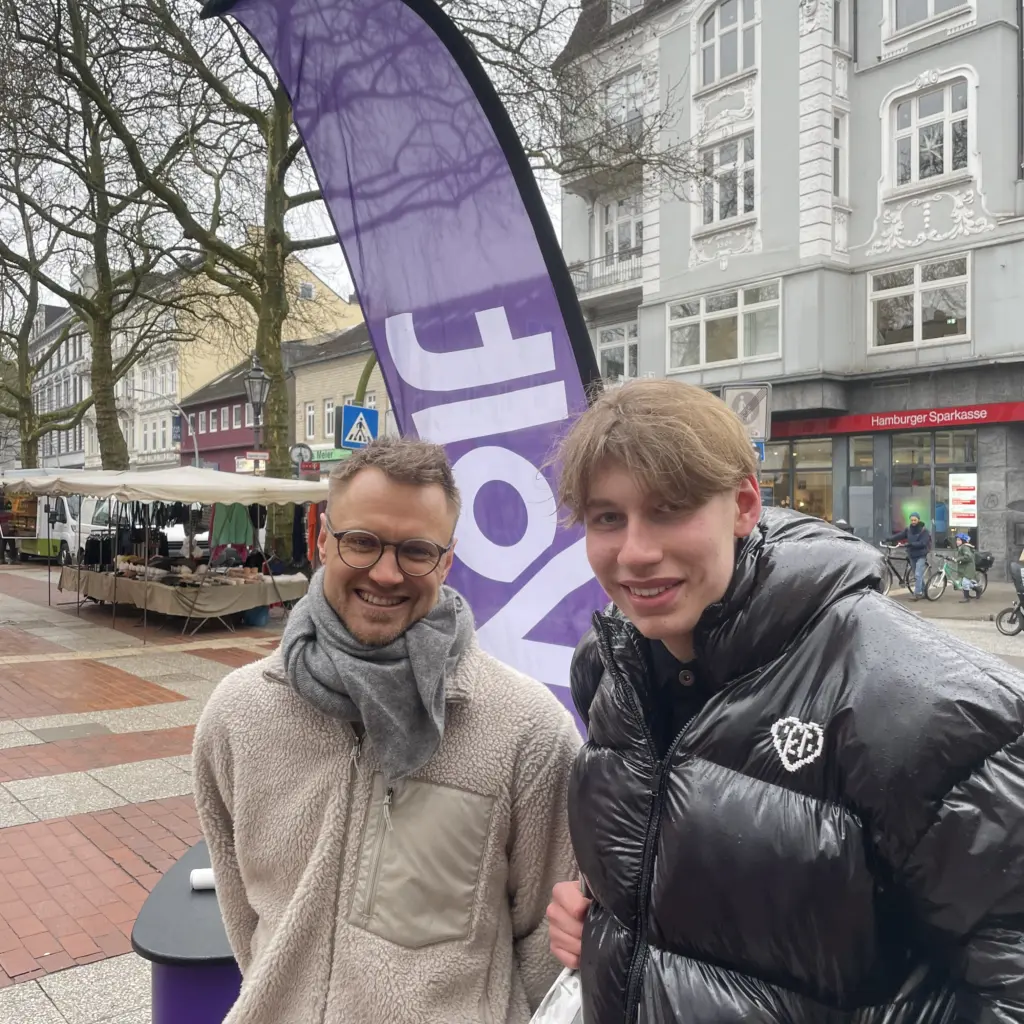 Mit dem Spitzenkandidaten von Volt Hamburg, Patrick Fischer, am Wahlkampfstand in Altona.
©️ Cedric Looks / Jugendpresse Deutschland e.V.