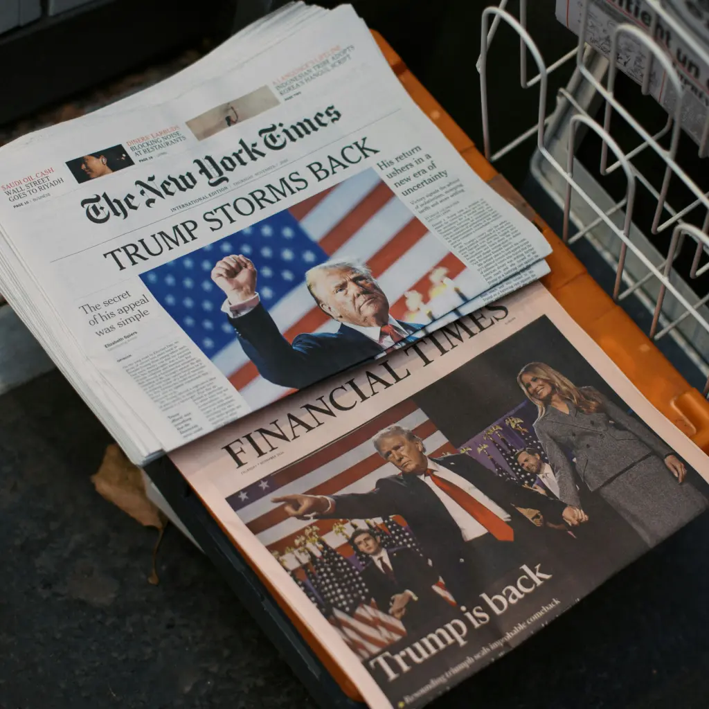 Donald Trump auf Zeitungen.