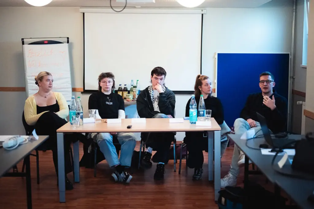 Die Vorstände der Jungparteien aus Baden-Württemberg stellen sich den Fragen der Politik Orange-Redaktion. Von links nach rechts: Anna Stubert, Ezra Greiner, Nils Wagner, Theresa Fidušek und Daniel Krusic.