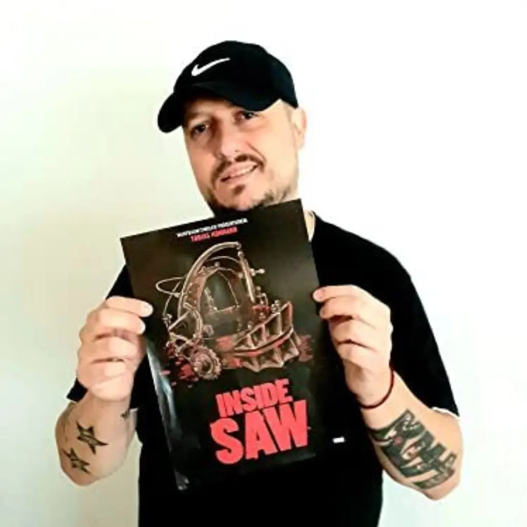 Kevin Zindler mit einem seiner Bücher