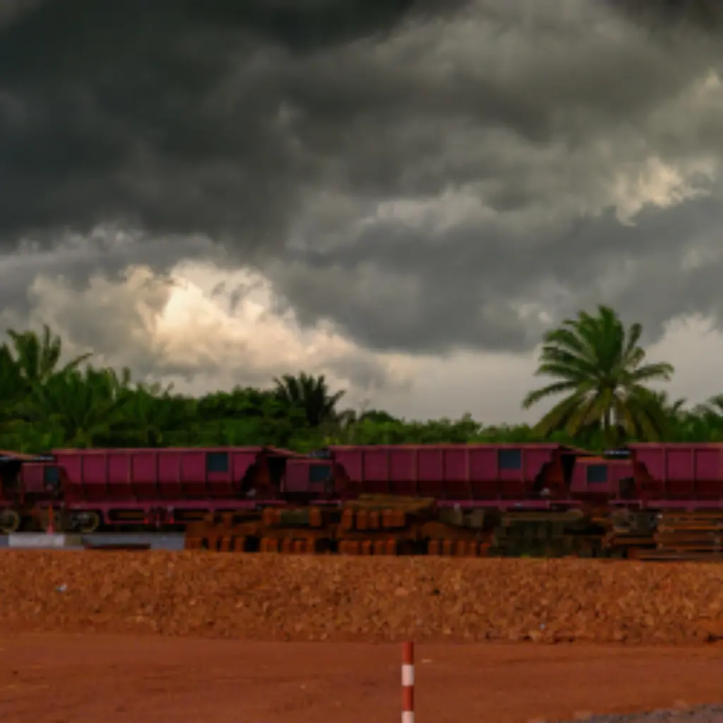 Eisenbahnwaggons für den Bauxiterz-Transport. Guinea, Afrika