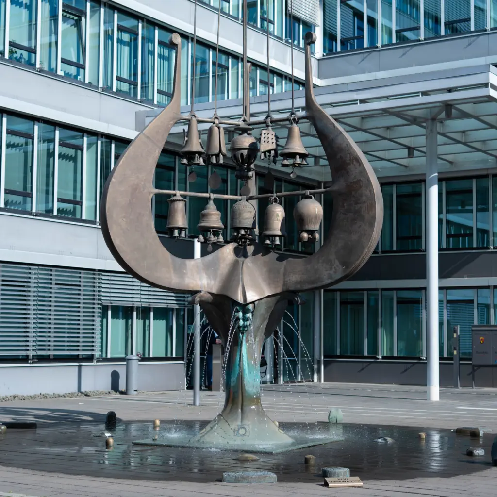 Glockenbaum vor dem Ministerium für Bildung Mainz