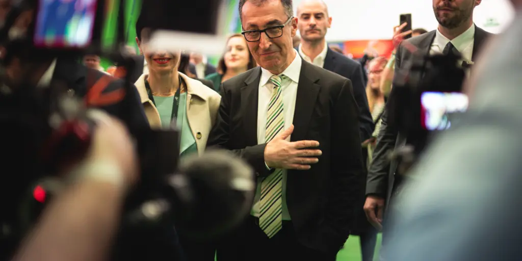 Nach einem Kopf-an-Kopf-Rennen feiert Cem Özdemir seinen Wahlsieg auf der Grünen-Wahlparty.