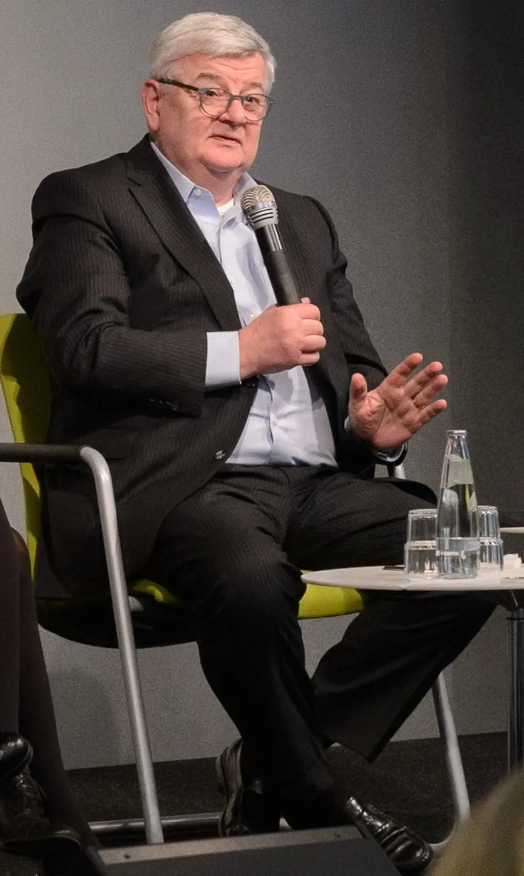 Joschka Fischer, früher berüchtigt wegen seiner Turnschuhe - auch er zeigte, dass die Partei seriöser und gemäßigter wurde